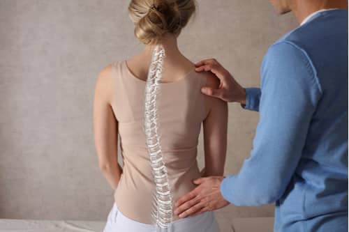 Fort Myers scoliosis treatment, chiropractor treats young woman
