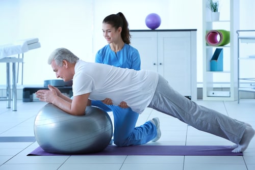 Davie physiotherapy services, physical therapist helping senior man exercise