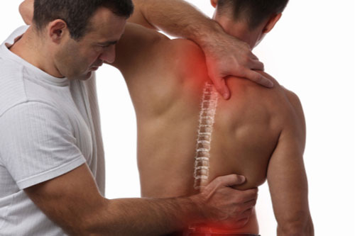 Man visiting a chiropractor for Plantation back injury treatment